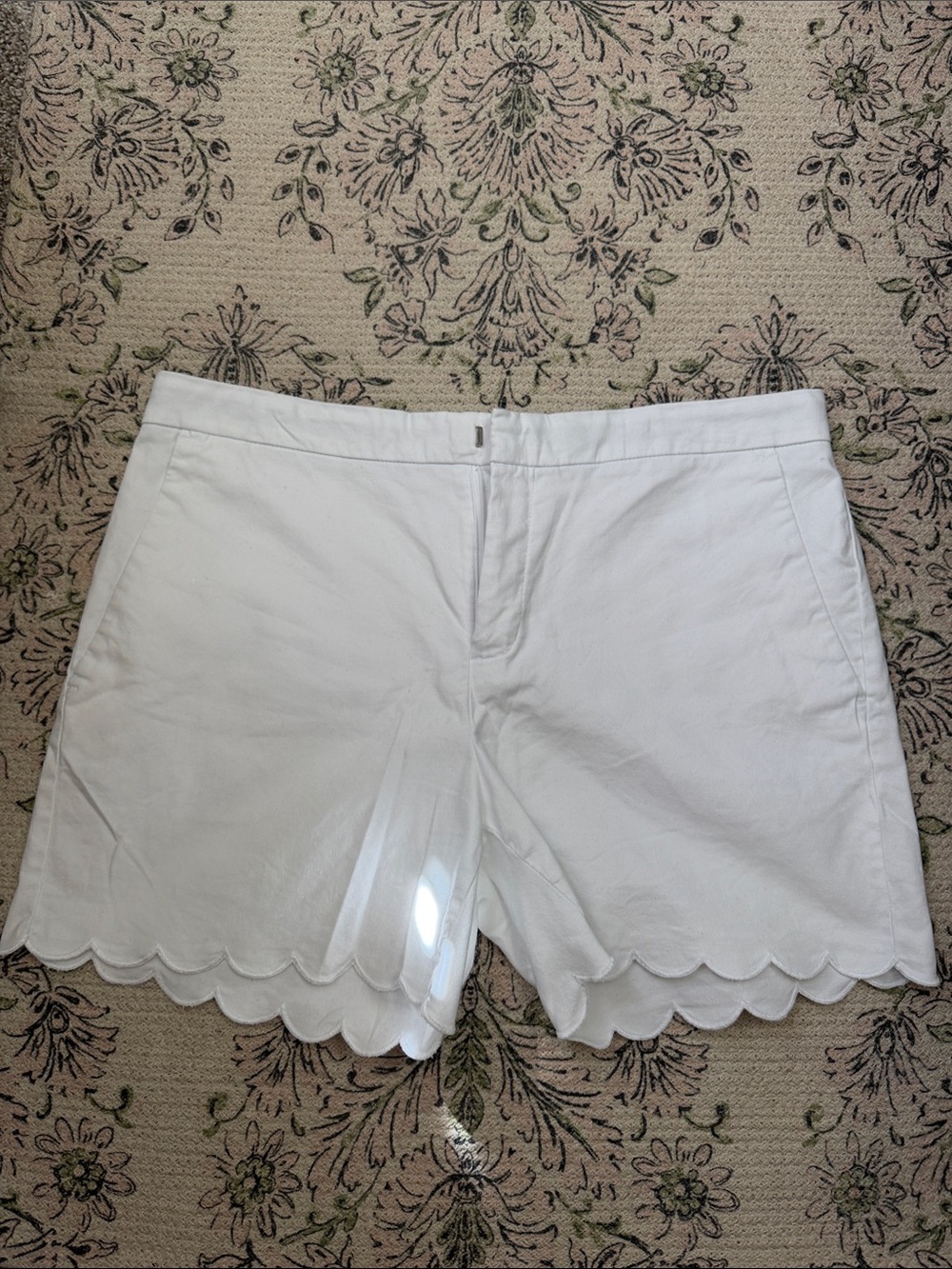 Banana Republic Women's White Scallop-Hem Shorts size 10